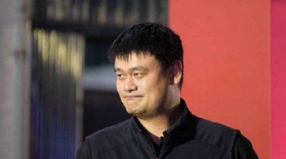 姚明在接受采访时分享了他目前的生活写照：主要包括用餐、休息以及沉浸于《魔兽》游戏中。