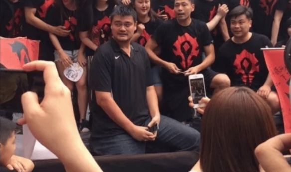 姚明在接受采访时分享了他目前的生活写照：主要包括用餐、休息以及沉浸于《魔兽》游戏中。