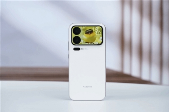 最新消息显示，小米17系列的激活销量已接近200万台，销售势头持续强劲，呈现稳步上升的趋势。  
