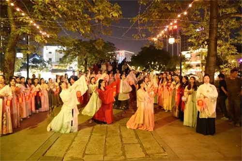 充满活力的小师妹，斑斓的点缀青丝，完美演绎出全新的百搭发型上线啦！