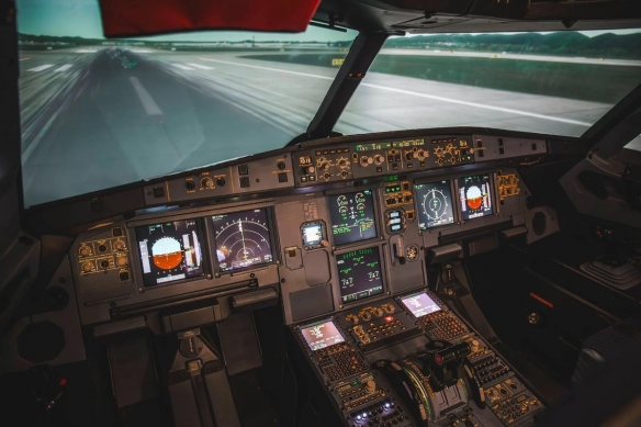 飞行模拟狂热者倾心投入，打造极致体验——以真机波音_747座舱为基础  
