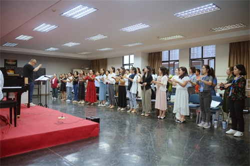 米哈游公益薪火计划已进入第三个年度，其重点聚焦于提升乡村地区青少年的美育素养