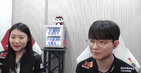 Faker在夺冠之后信守了承诺，首次与一位素人女粉丝共同直播，回顾了全球总决赛的精彩瞬间。

