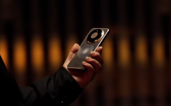 华为Mate 80系列实机首次亮相，采用双环设计令人眼前一亮！