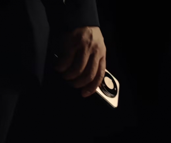 华为Mate 80系列实机首次亮相，采用双环设计令人眼前一亮！