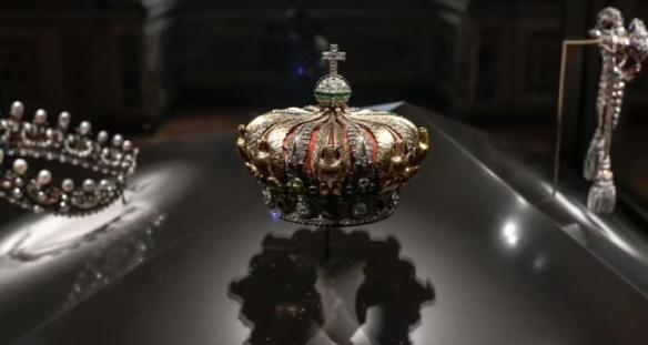 卢浮宫宣布将安装数百个监控摄像头，并计划设立流动警务岗亭以强化安全防护

