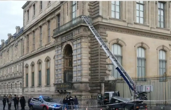 卢浮宫宣布将安装数百个监控摄像头，并计划设立流动警务岗亭以强化安全防护

