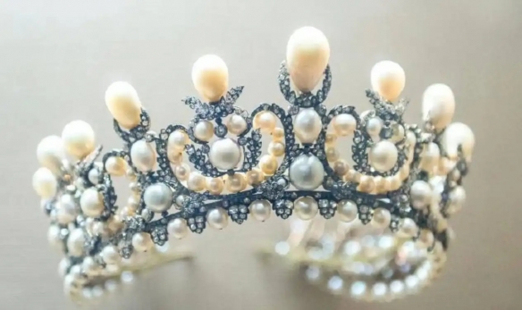 卢浮宫宣布将安装数百个监控摄像头，并计划设立流动警务岗亭以强化安全防护

