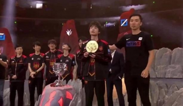 凤凰台上，凤凰自在飞翔，随风而去的凤影空荡荡，江水依旧默然流淌——FPX宣布退出LPL

