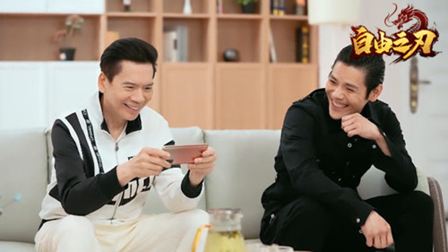 《自由之刃》官方首发宣布！向华强与向佐携手共创霸业，全面统治全服！