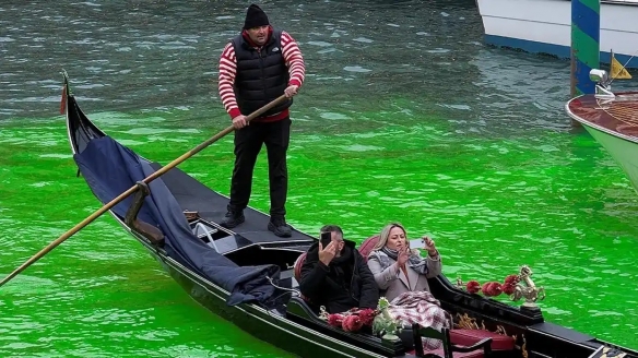 这是环保的行动还是破坏的行为？环保组织以“抗议”之名将威尼斯大运河染成绿色

