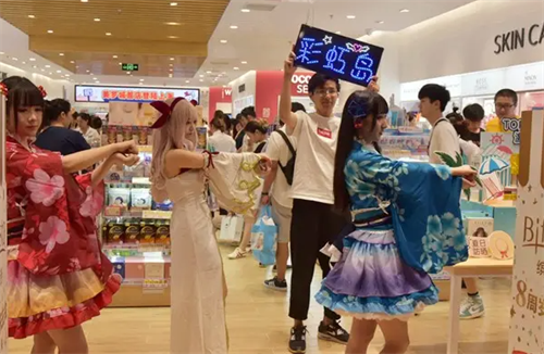 《彩虹岛》的主题活动赢得了广泛盛赞，玩家们纷纷热情参与，购入限量周边，开启梦想之旅。  

