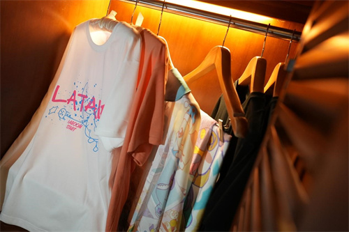 《彩虹岛》的主题活动赢得了广泛盛赞，玩家们纷纷热情参与，购入限量周边，开启梦想之旅。  

