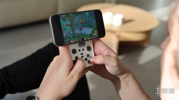 磁吸手柄abxylute_M4正式亮相，瞬间将手机变身为掌机，完美还原真实手感