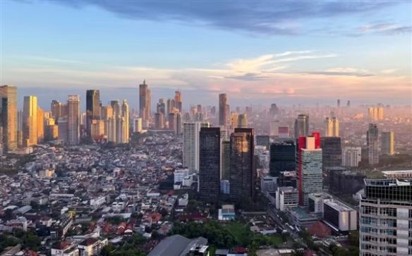 印尼的首都雅加达在全球人口最多的城市排名中，成功登顶，人口接近4200万！

