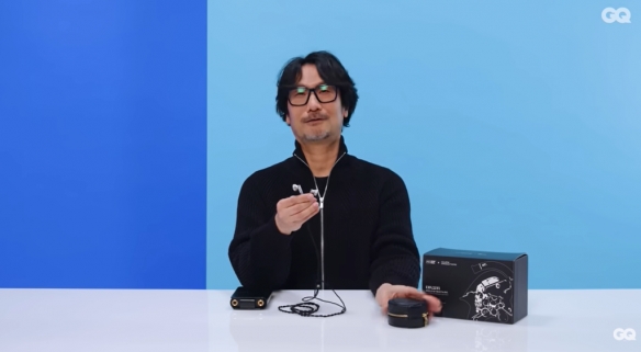 在日常生活中，小岛秀夫觉得必不可少的十件物品包括：每天七次享用的咖啡、索尼品牌的耳机等。