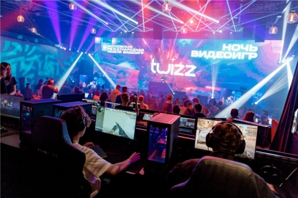 莫斯科成功举办了首届电子游戏之夜，营造出浓厚的复古经典氛围，并呈现了一场规模宏大的电竞盛事