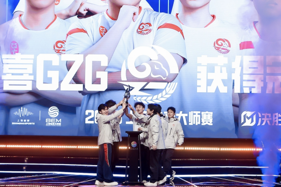 上海电竞大师赛的第一天正式拉开帷幕，激烈角逐点燃了静安的热情