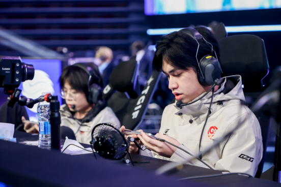 上海电竞大师赛的第一天正式拉开帷幕，激烈角逐点燃了静安的热情
