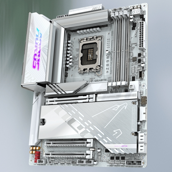 从高端冰雕旗舰到性价比出众的魔鹰系列，如何在年末装机时精准挑选适合的主板？
