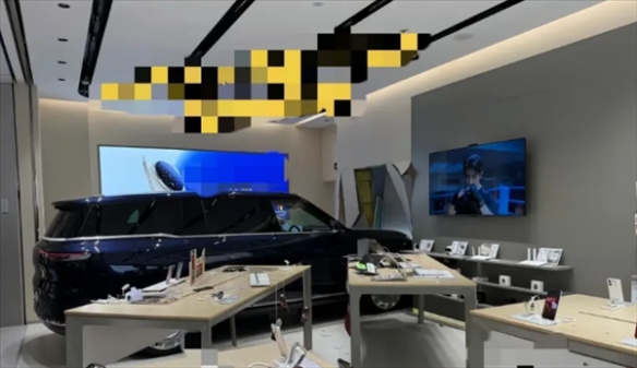 商场中的展出车辆突然冲入手机店!工作人员解释称:是儿童误操作引发了此次事件
商场中的展出车辆突然冲入手机店!工作人员解释称:是儿童误操作引发了此次事件