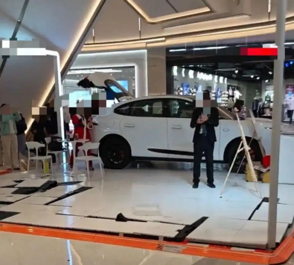 商场中的展出车辆突然冲入手机店!工作人员解释称:是儿童误操作引发了此次事件
商场中的展出车辆突然冲入手机店!工作人员解释称:是儿童误操作引发了此次事件