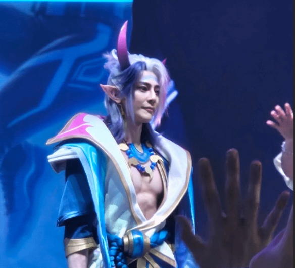 CJ26：汪东城COS《LOL》厄斐琉斯 — 腹肌抢眼，帅气十足