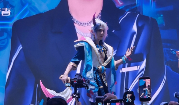 CJ26：汪东城COS《LOL》厄斐琉斯 — 腹肌抢眼，帅气十足