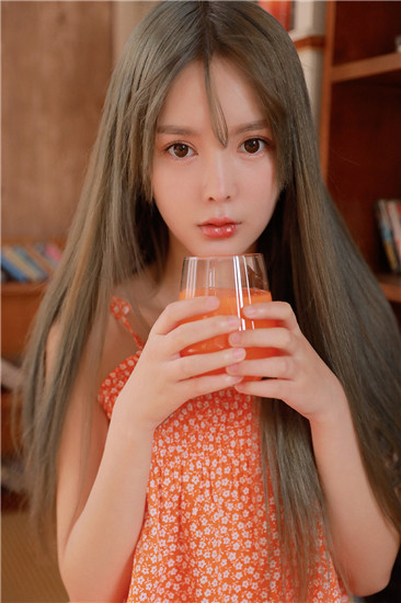 女生和男生打扑克牌差差差差的视频