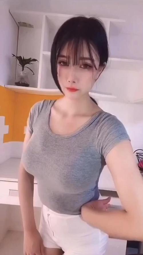 国内户外露出自拍视频