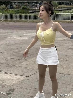 网红美女勾搭路人野战