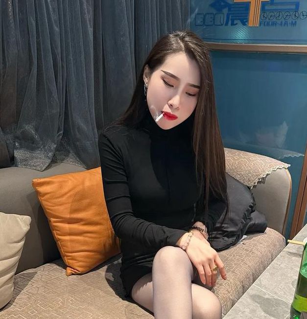 网红美女勾搭路人野战