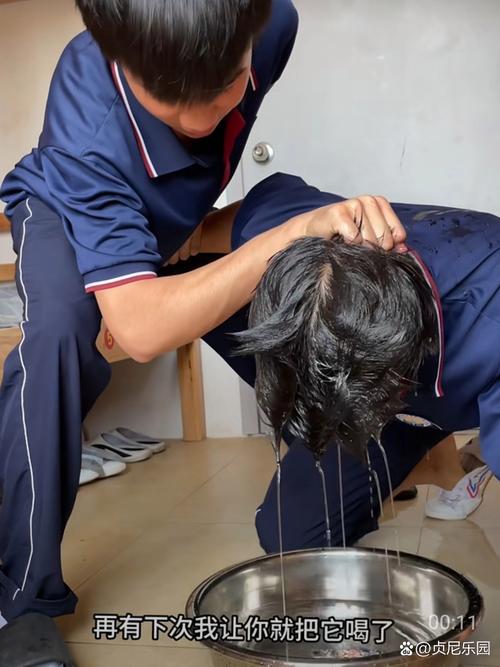 按在桌子上糟践的视频