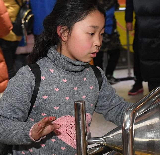 按在桌子上糟践的视频