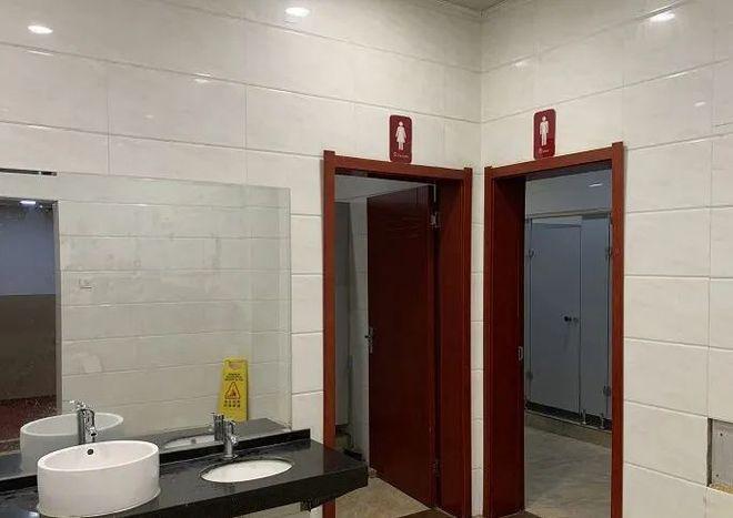 女厕所免费视频在线观看