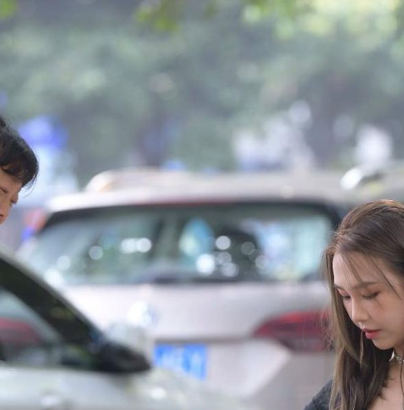 美女街头勾搭直播