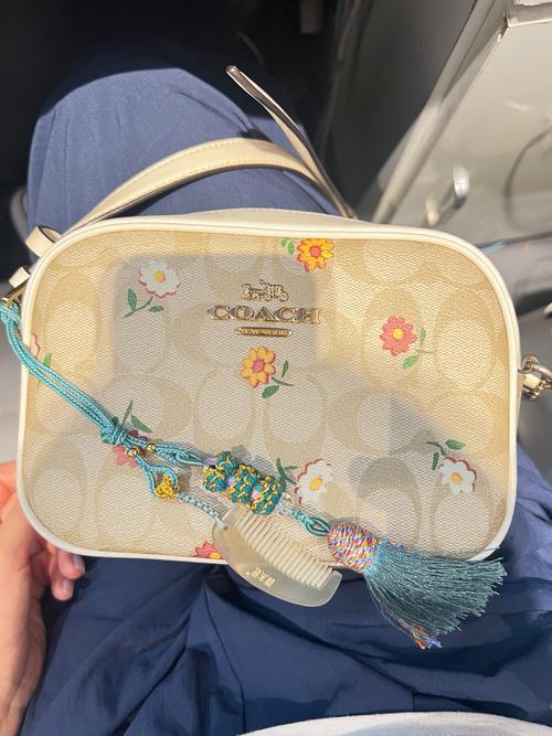 开了女儿的小花包