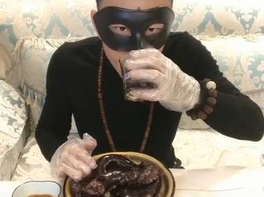 老八吃粑粑视频