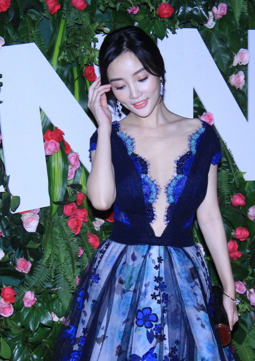 李小璐深v秀事业线